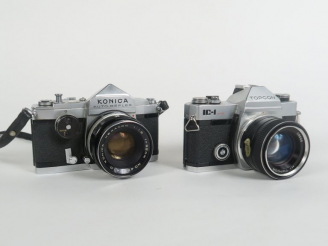Vente aux enchères Lot de deux appareils photographiques : - KONICA AUTO-REFLEX n° 892140