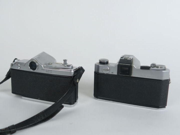 Lot de deux appareils photographiques : - KONICA AUTO-REFLEX n° 892140