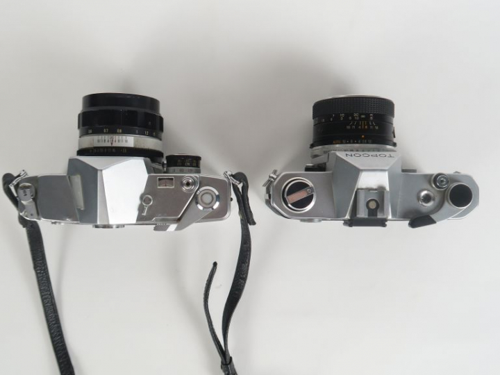 Lot de deux appareils photographiques : - KONICA AUTO-REFLEX n° 892140