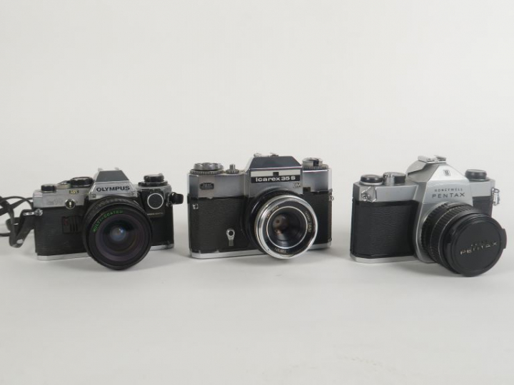Lot de trois appareils photographiques : - OLYMPUS OM10 n°2384129 avec