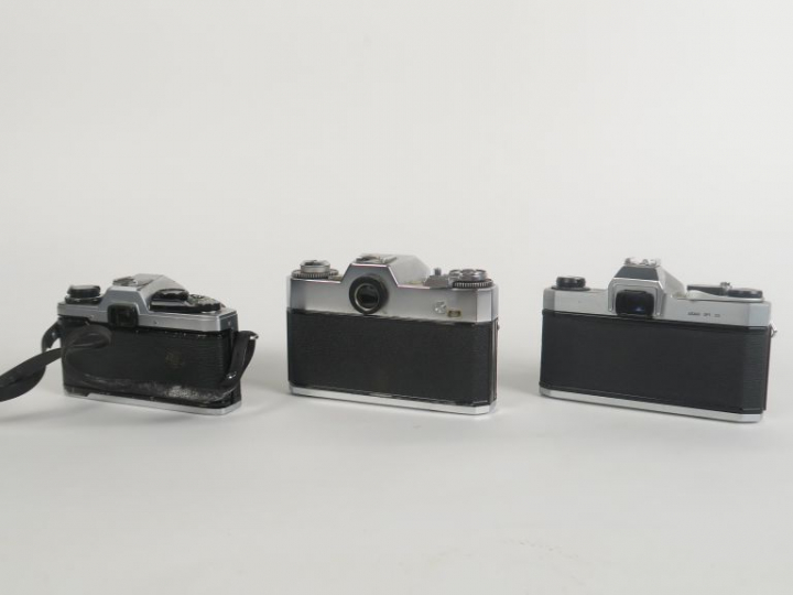 Lot de trois appareils photographiques : - OLYMPUS OM10 n°2384129 avec