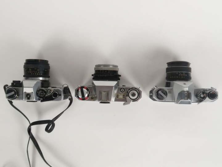 Lot de trois appareils photographiques : - OLYMPUS OM10 n°2384129 avec