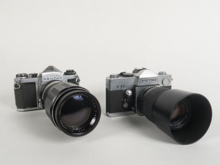 Lot de deux appareils photographiques : - PENTAX ASAHI SV n°818836 ave