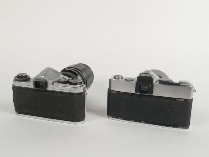 Lot de deux appareils photographiques : - PENTAX ASAHI SV n°818836 ave