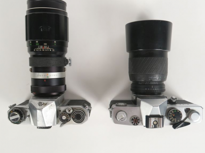 Lot de deux appareils photographiques : - PENTAX ASAHI SV n°818836 ave