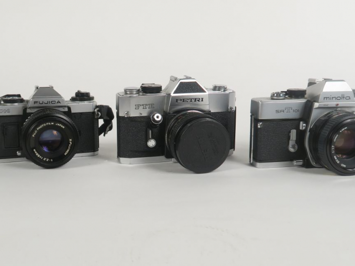 Lot de trois appareils photographiques : - PETRI FTE avec objectif PET