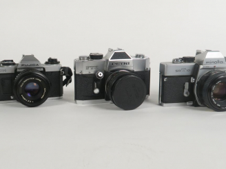 Vente aux enchères Lot de trois appareils photographiques : - PETRI FTE avec objectif PET