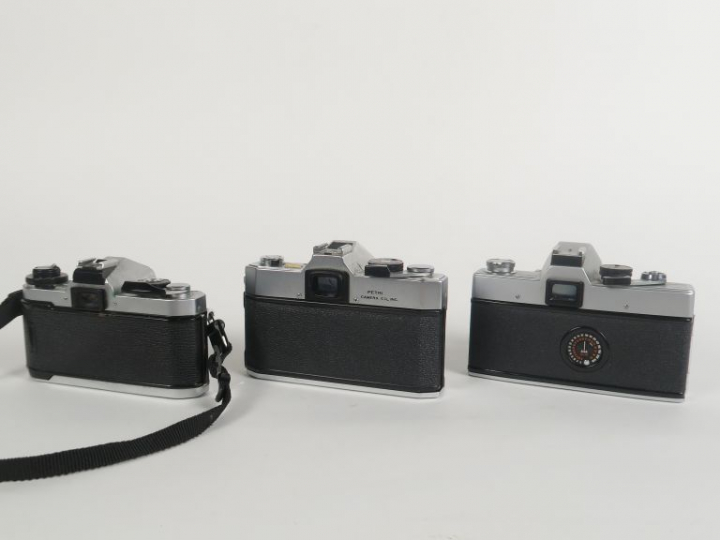 Lot de trois appareils photographiques : - PETRI FTE avec objectif PET