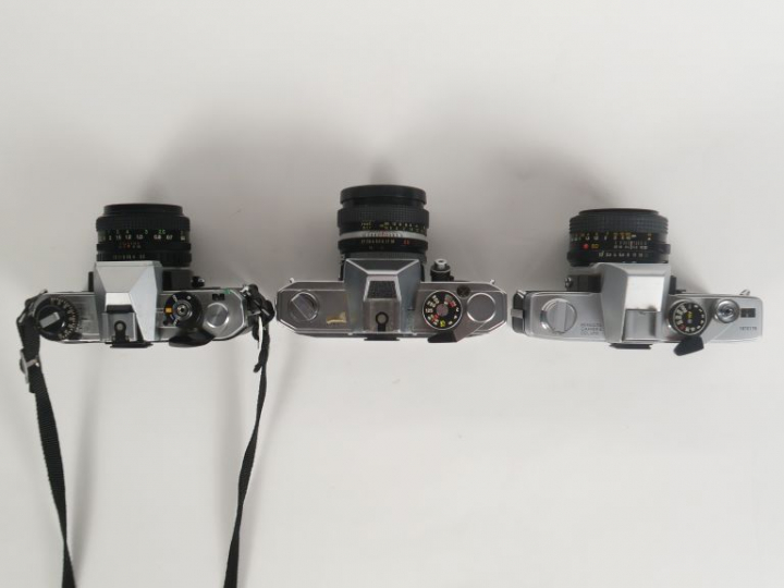 Lot de trois appareils photographiques : - PETRI FTE avec objectif PET