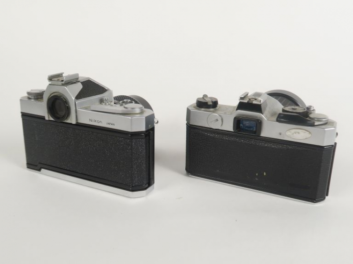 Lot de deux appareils photographiques : - FUJICA STX-1 n°3049914 avec 