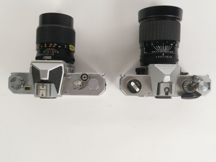 Lot de deux appareils photographiques : - FUJICA STX-1 n°3049914 avec 