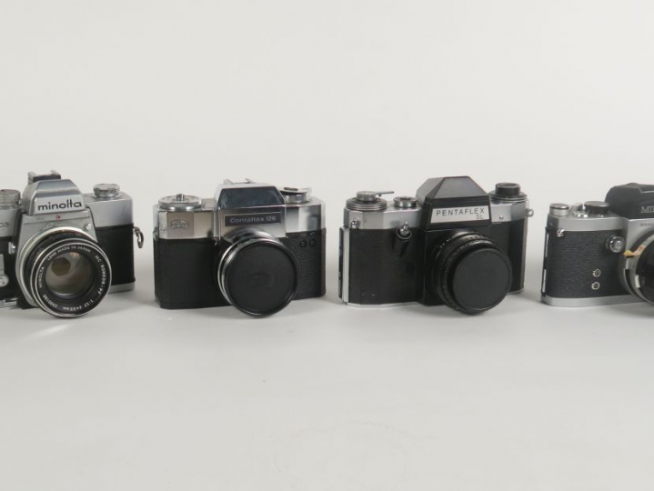 Lot de quatre appareils photographiques : - MINOLTA SRT303 avec object