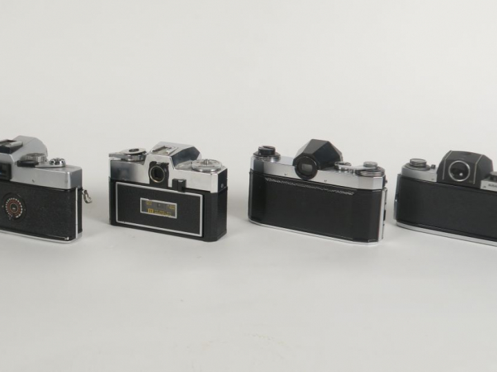 Lot de quatre appareils photographiques : - MINOLTA SRT303 avec object