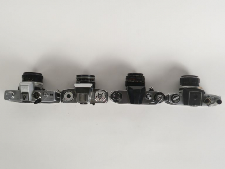 Lot de quatre appareils photographiques : - MINOLTA SRT303 avec object