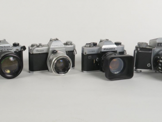 Vente aux enchères Lot de quatre appareils photographiques : - EXAKTA VAREX II B n°111822