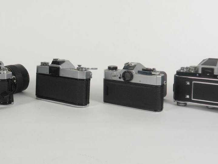 Lot de quatre appareils photographiques : - EXAKTA VAREX II B n°111822