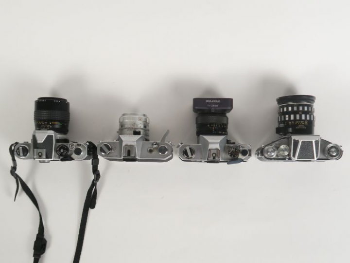 Lot de quatre appareils photographiques : - EXAKTA VAREX II B n°111822