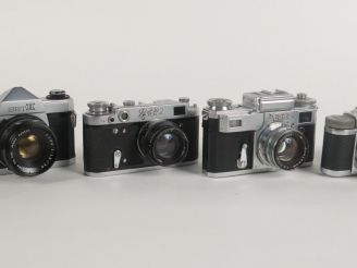 Vente aux enchères Lot de quatre appareils photographiques : - PAXETTE PRONTOR-S avec obj