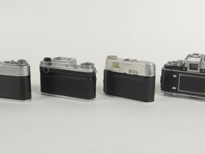 Lot de quatre appareils photographiques : - FED 3 n°8541216 avec objec