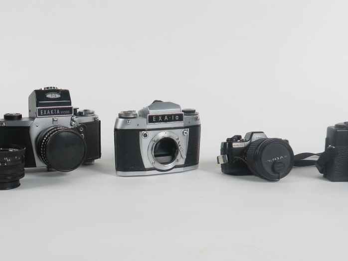 Lot de quatre appareils photographiques : - EXAKTA VX 500 n°1528300 av