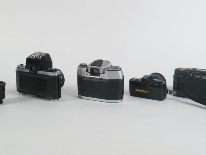 Lot de quatre appareils photographiques : - EXAKTA VX 500 n°1528300 av