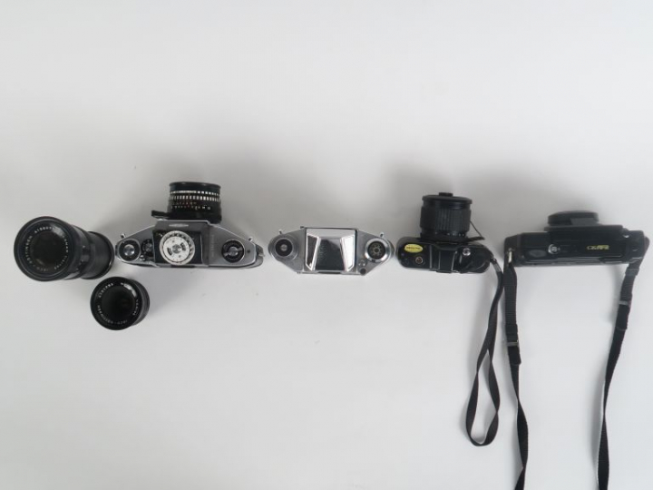 Lot de quatre appareils photographiques : - EXAKTA VX 500 n°1528300 av