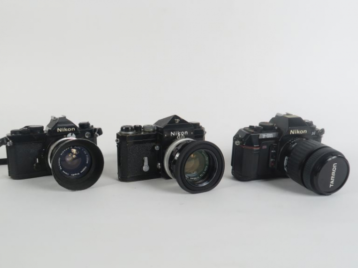 Lot de trois appareils photographiques NIKON : - F-501 n°5395076 avec 