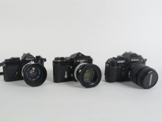 Vente aux enchères Lot de trois appareils photographiques NIKON : - F-501 n°5395076 avec 