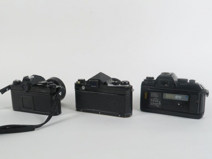 Lot de trois appareils photographiques NIKON : - F-501 n°5395076 avec 