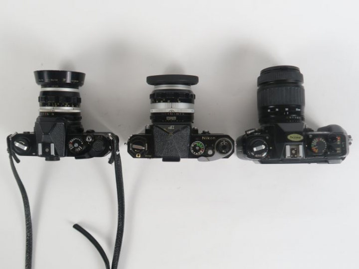 Lot de trois appareils photographiques NIKON : - F-501 n°5395076 avec 