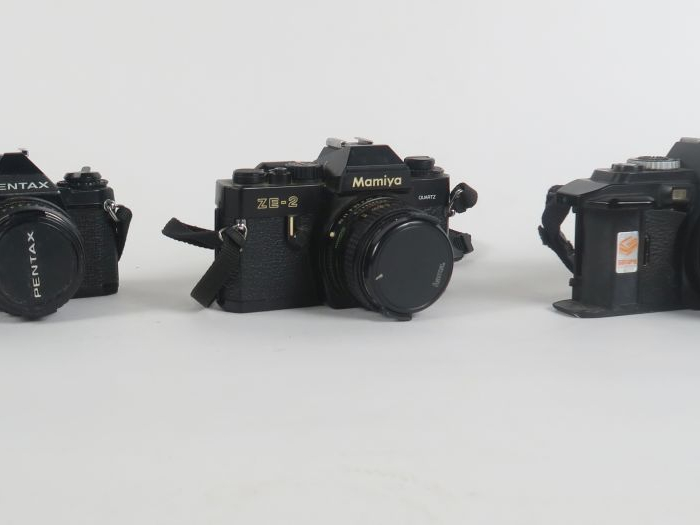 Lot de trois appareils photographiques : - PENTAX MV1 n°2151458 avec o