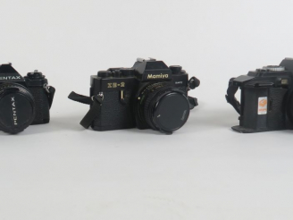 Vente aux enchères Lot de trois appareils photographiques : - PENTAX MV1 n°2151458 avec o