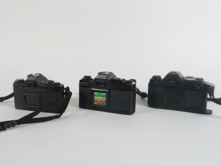Lot de trois appareils photographiques : - PENTAX MV1 n°2151458 avec o