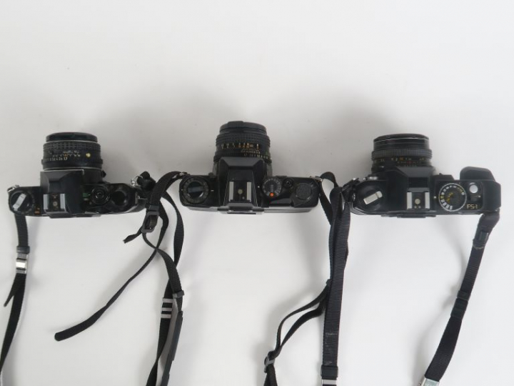 Lot de trois appareils photographiques : - PENTAX MV1 n°2151458 avec o