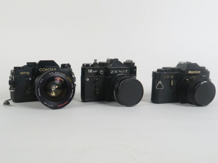 Lot de trois appareils photographiques : - CONTAX RTS n°019510 avec ob
