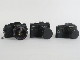 Vente aux enchères Lot de trois appareils photographiques : - CONTAX RTS n°019510 avec ob
