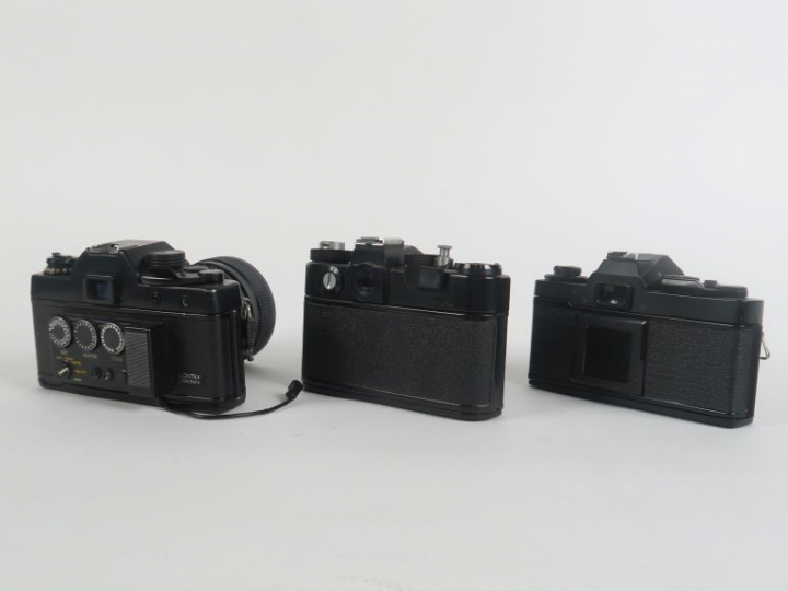 Lot de trois appareils photographiques : - CONTAX RTS n°019510 avec ob