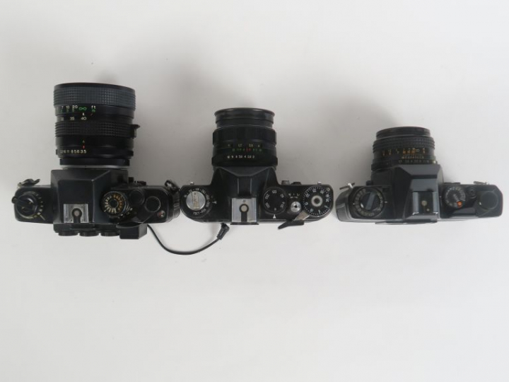 Lot de trois appareils photographiques : - CONTAX RTS n°019510 avec ob