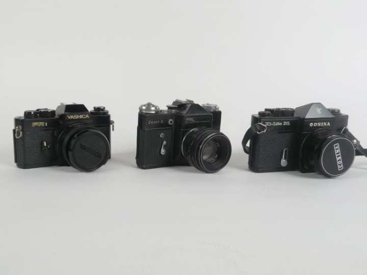 Lot de trois appareils photographiques : - YASHICA FR I n°171448 avec 