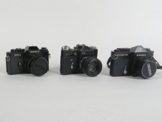 Vente aux enchères Lot de trois appareils photographiques : - YASHICA FR I n°171448 avec 
