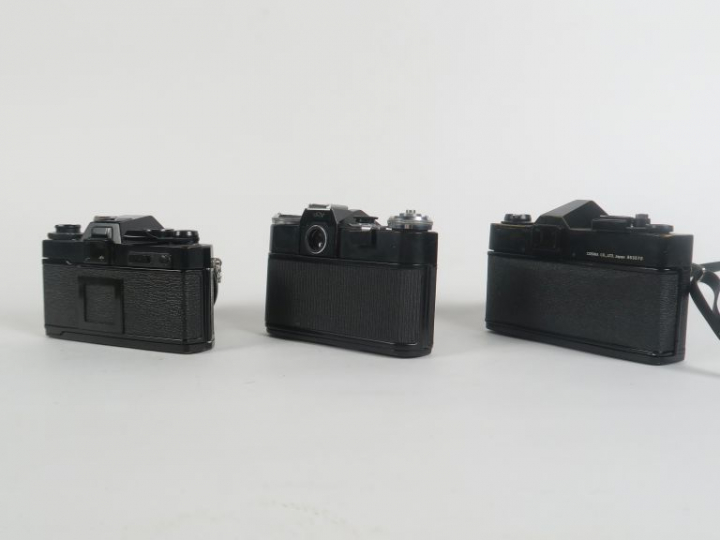 Lot de trois appareils photographiques : - YASHICA FR I n°171448 avec 