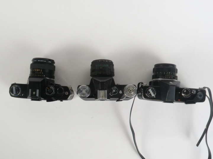 Lot de trois appareils photographiques : - YASHICA FR I n°171448 avec 