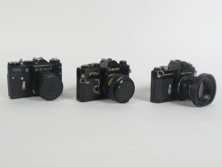 Lot de trois appareils photographiques : - CANON FT b QL n°313481 avec