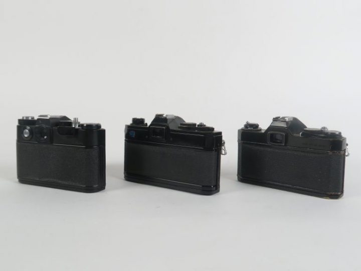 Lot de trois appareils photographiques : - CANON FT b QL n°313481 avec