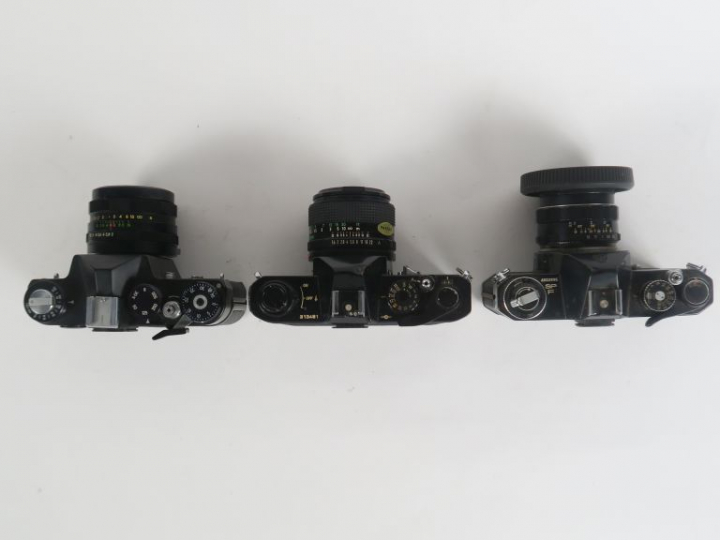 Lot de trois appareils photographiques : - CANON FT b QL n°313481 avec