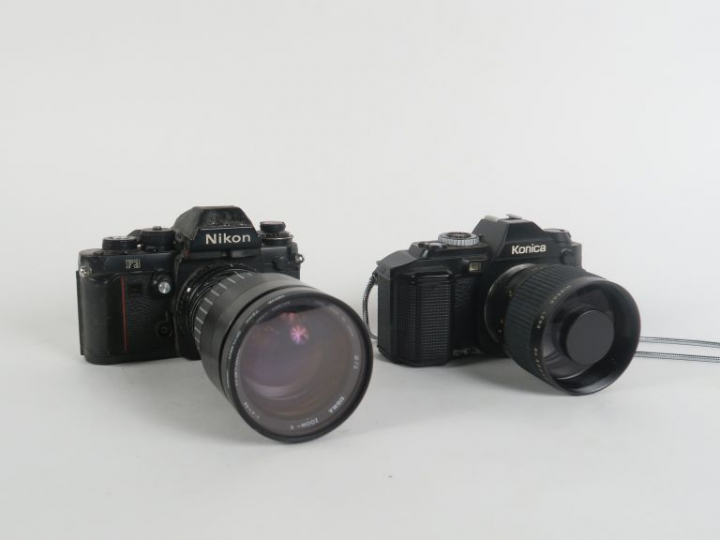Lot de deux appareils photographiques : - NIKON F3 n°1359305 avec obje