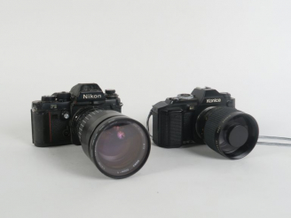 Vente aux enchères Lot de deux appareils photographiques : - NIKON F3 n°1359305 avec obje