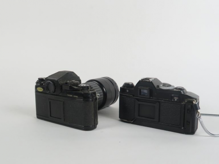 Lot de deux appareils photographiques : - NIKON F3 n°1359305 avec obje