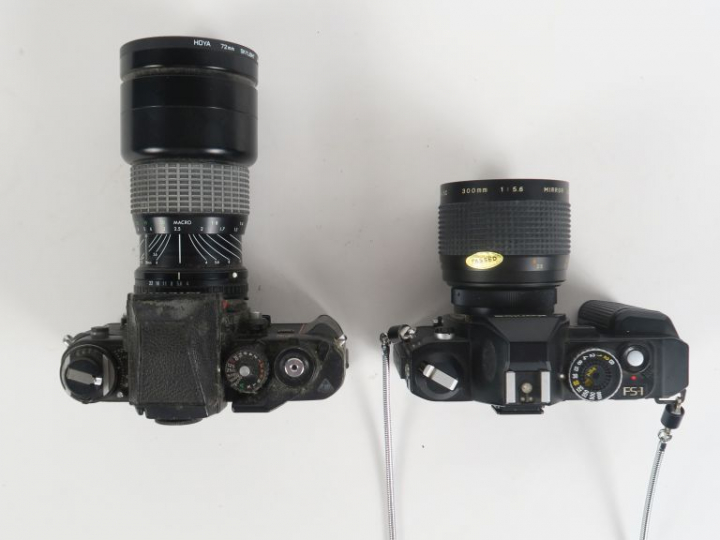 Lot de deux appareils photographiques : - NIKON F3 n°1359305 avec obje