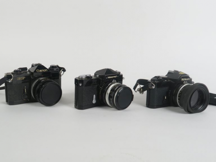 Lot de trois appareils photographiques : - CANON EF n°327902 avec obje